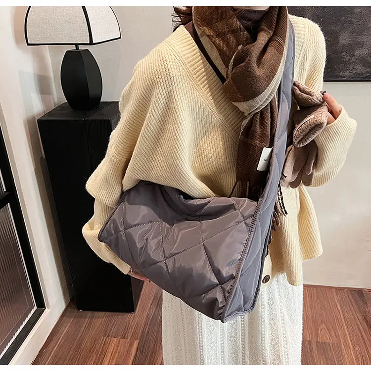 Black Quilted Shoulder Bag for Women 2024 Winter — feature 5