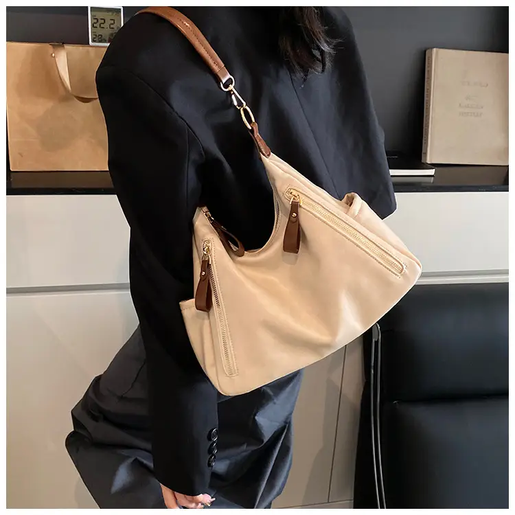 Women's Large Capacity Black Leather Tote Bag — feature 18