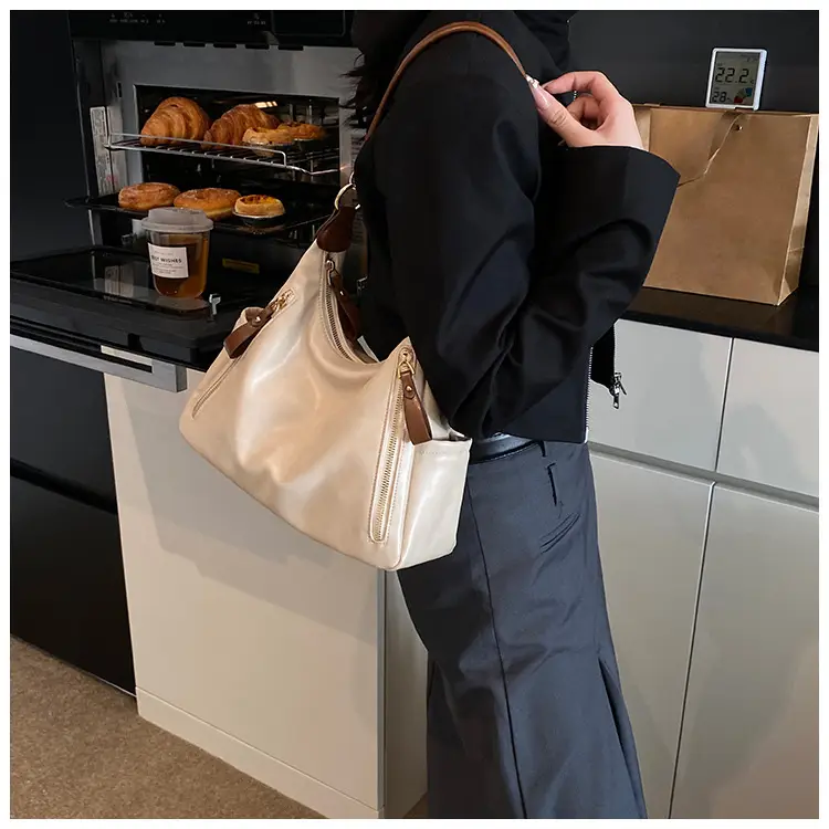 Women's Large Capacity Black Leather Tote Bag — feature 19