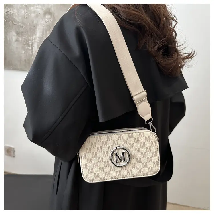 Vintage Printed Crossbody Bag with M Logo 2025 Spring New — feature 15