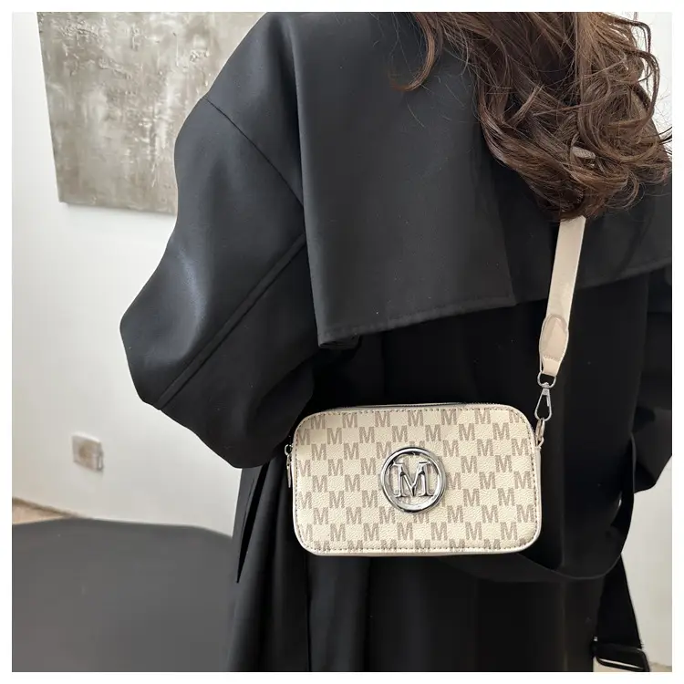 Vintage Printed Crossbody Bag with M Logo 2025 Spring New — feature 19