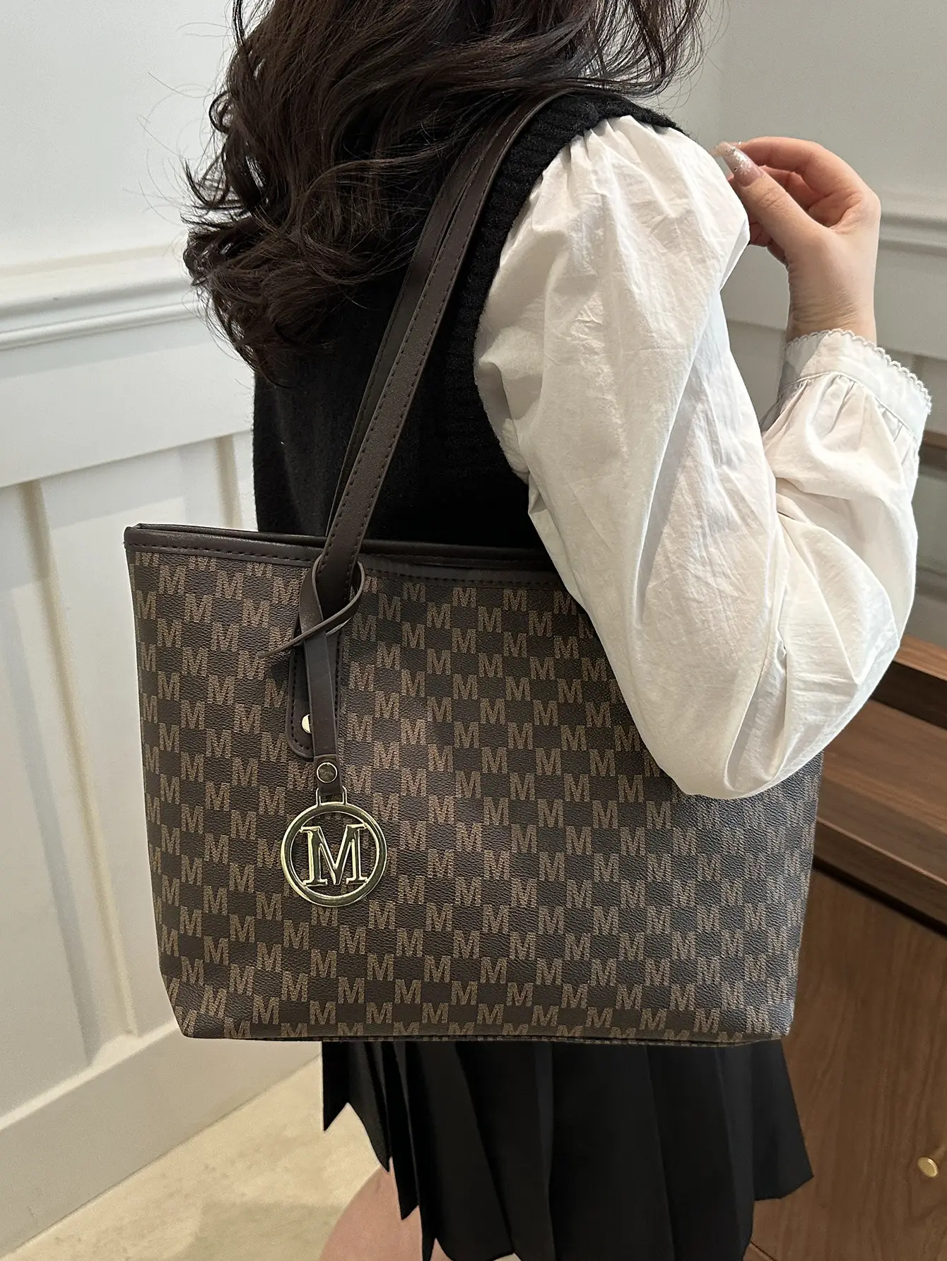 2026 Women's Large Capacity Tote Bag with Monogram Logo
