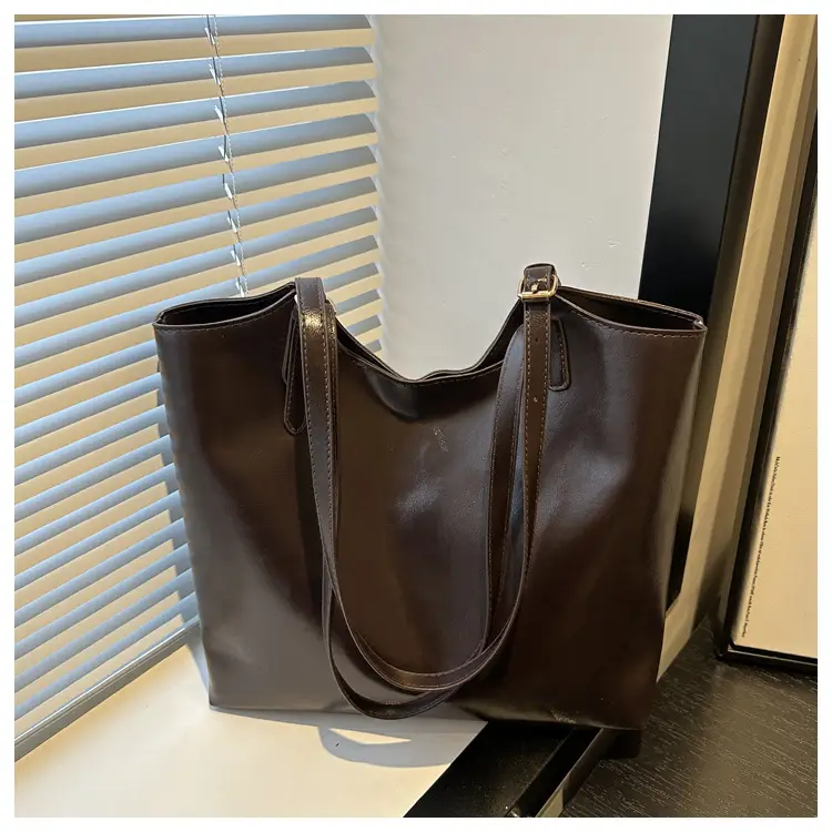 Large Capacity Women's Black Leather Shoulder Bag 2026 — feature 11