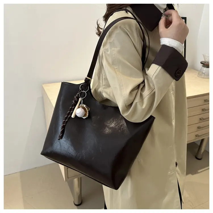 Large Capacity Women's Black Leather Shoulder Bag 2026 — feature 13