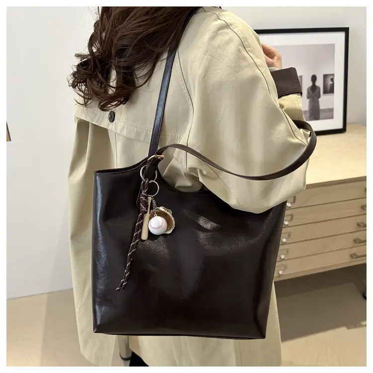Large Capacity Women's Black Leather Shoulder Bag 2026 — feature 14