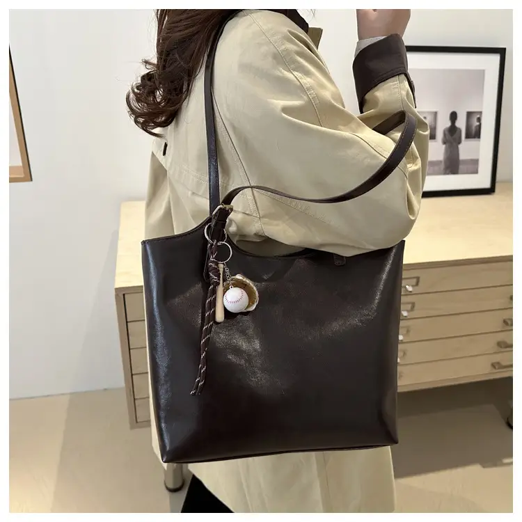 Large Capacity Women's Black Leather Shoulder Bag 2026 — feature 15