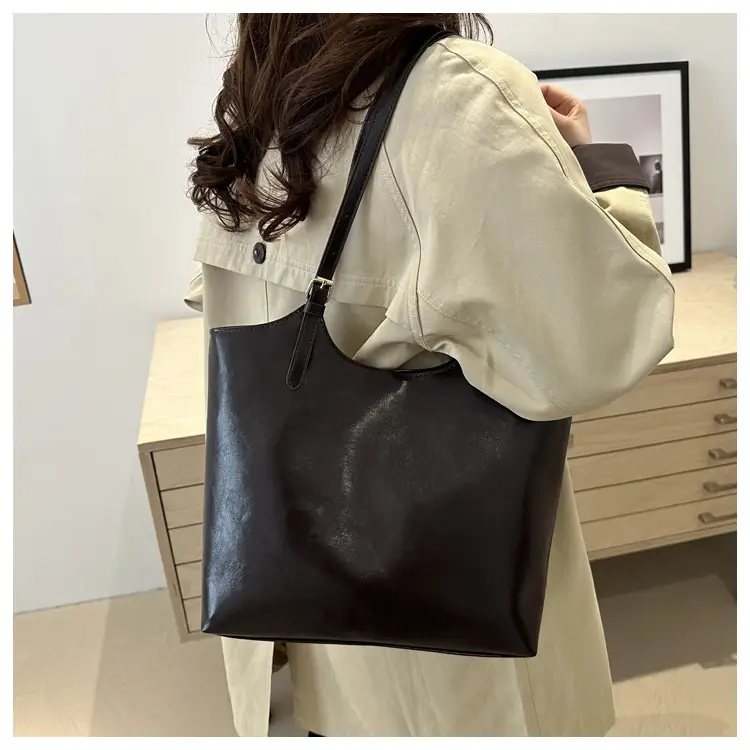 Large Capacity Women's Black Leather Shoulder Bag 2026 — feature 16
