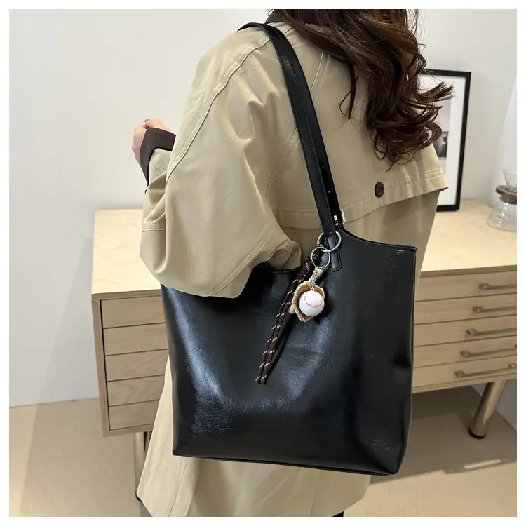 Large Capacity Women's Black Leather Shoulder Bag 2026 — feature 18