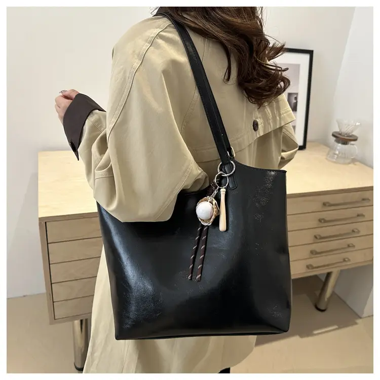 Large Capacity Women's Black Leather Shoulder Bag 2026 — feature 19
