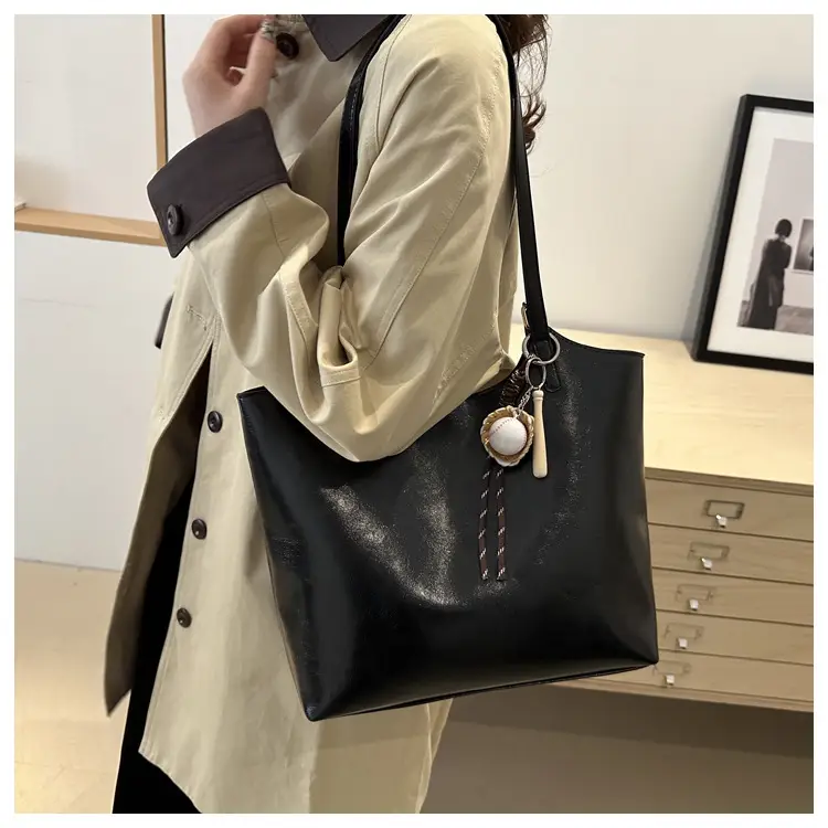 Large Capacity Women's Black Leather Shoulder Bag 2026 — feature 20