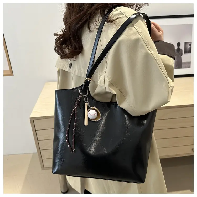 Large Capacity Women's Black Leather Shoulder Bag 2026 — feature 26