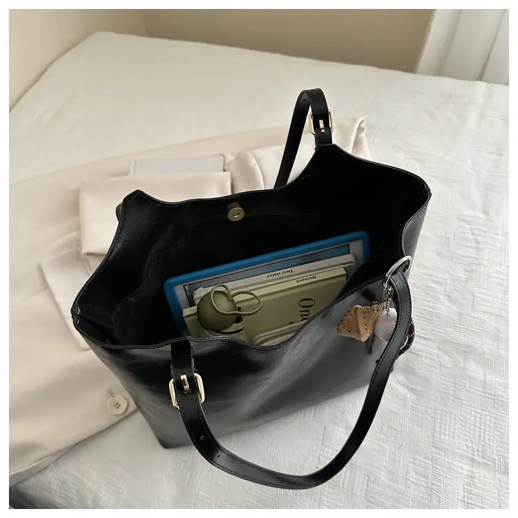 Large Capacity Women's Black Leather Shoulder Bag 2026 — feature 35