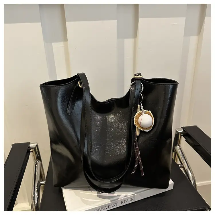 Large Capacity Women's Black Leather Shoulder Bag 2026 — feature 42
