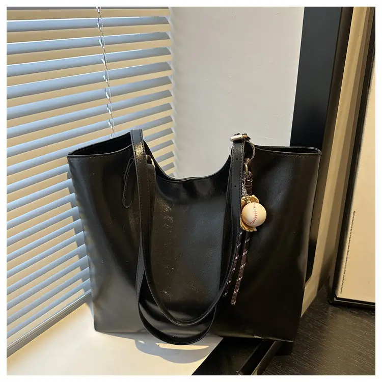 Large Capacity Women's Black Leather Shoulder Bag 2026 — feature 8