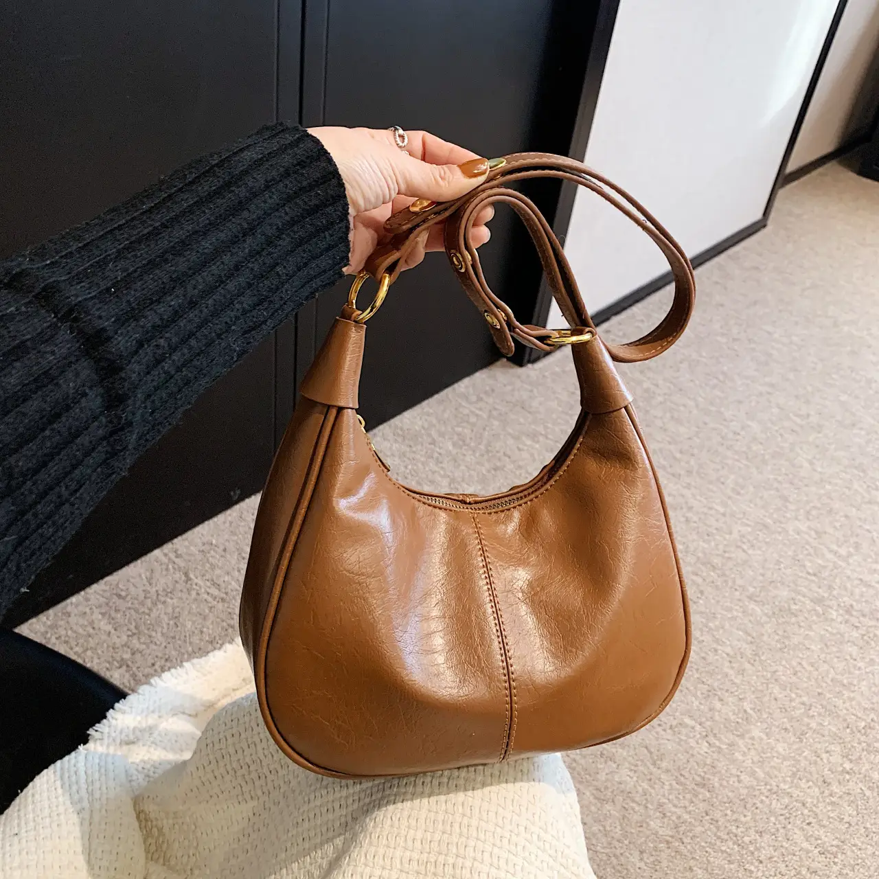 Women's Tan Leather Crossbody Bag with Gold Handle - Image 5