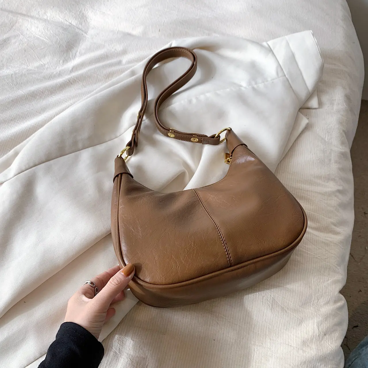 Women's Tan Leather Crossbody Bag with Gold Handle - Image 4