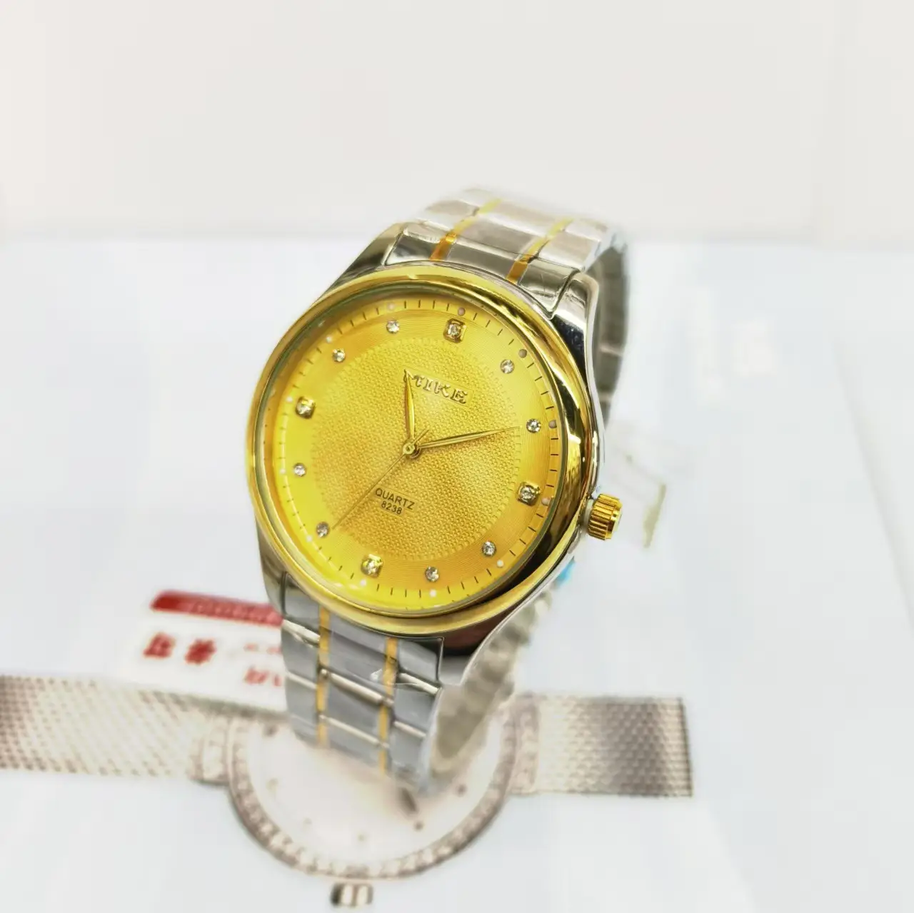 Couple Quartz Watches Gold Silver Strap Waterproof — feature 7