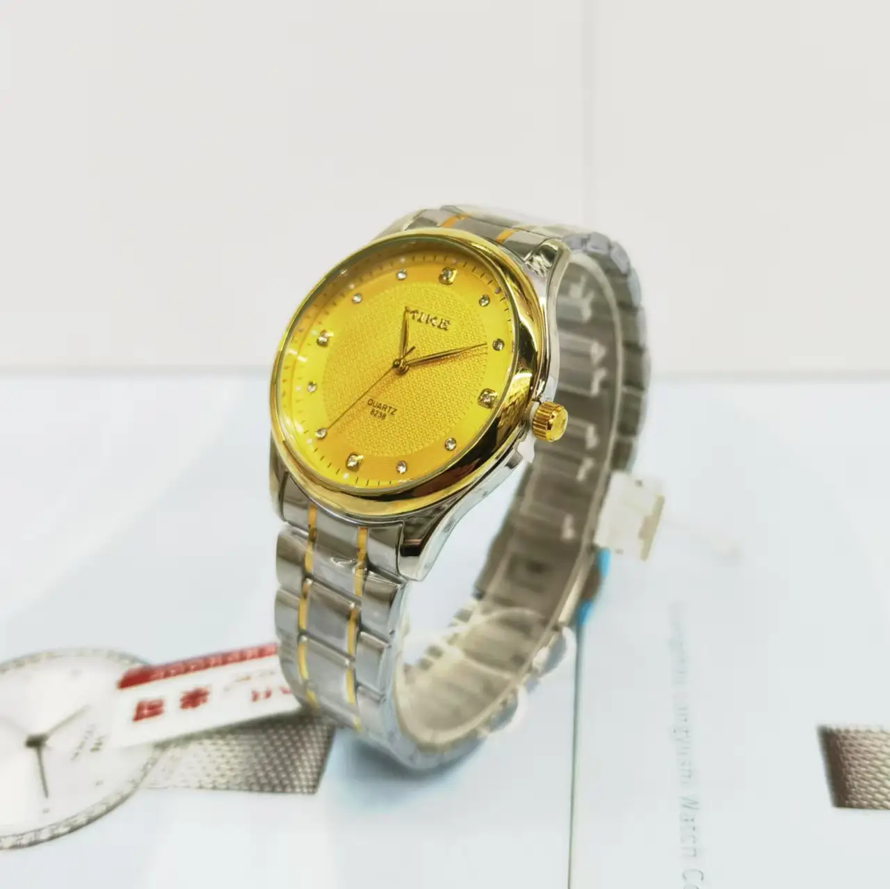 Couple Quartz Watches Gold Silver Strap Waterproof — feature 8