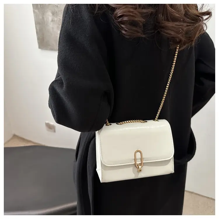 White Western Style Shoulder Bag with Gold Chain — feature 12