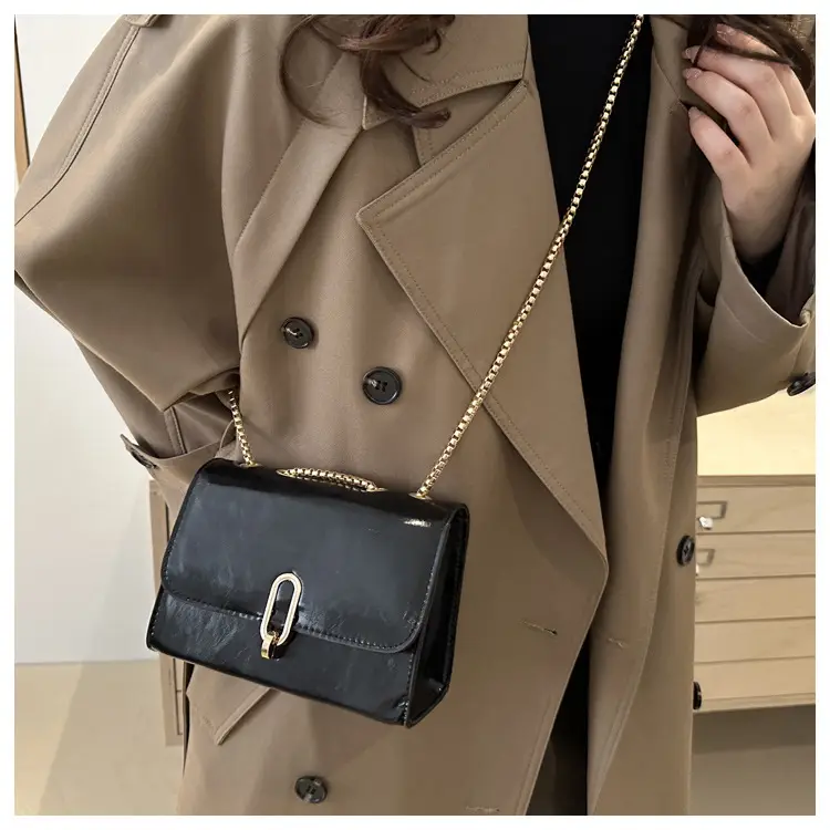 White Western Style Shoulder Bag with Gold Chain — feature 13