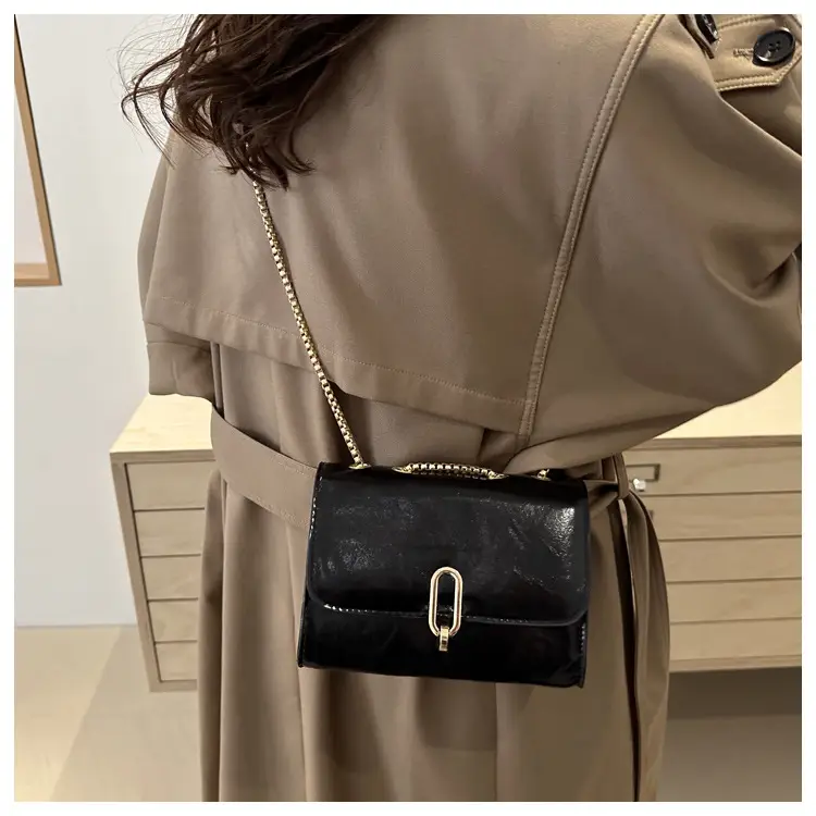 White Western Style Shoulder Bag with Gold Chain — feature 14