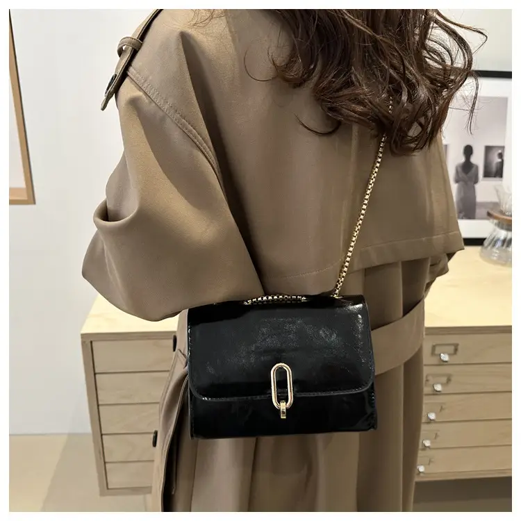 White Western Style Shoulder Bag with Gold Chain — feature 15