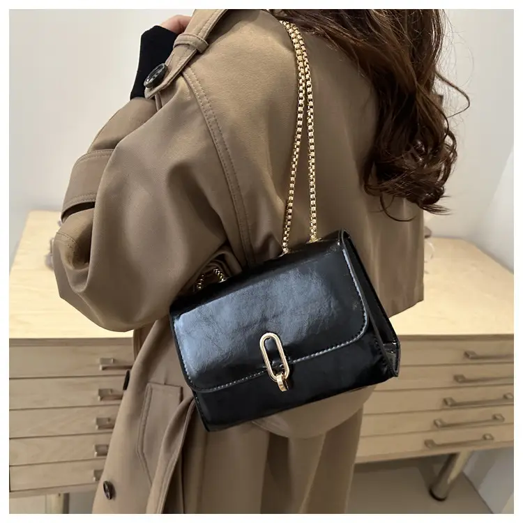 White Western Style Shoulder Bag with Gold Chain — feature 16