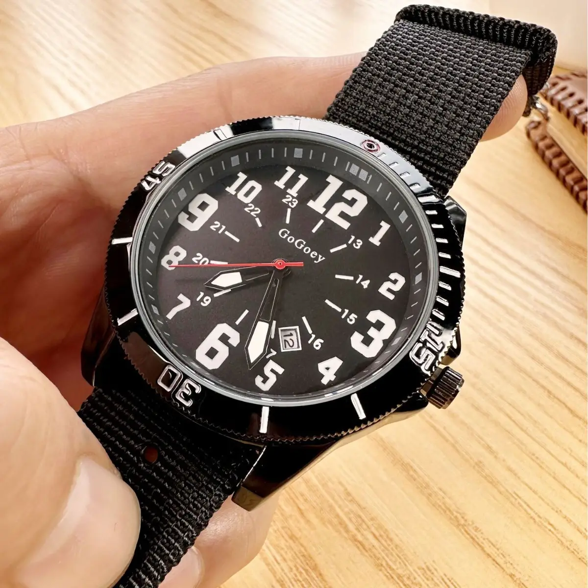 Men's Green Canvas Quartz Watch with 300m Water Resistant Strap - Image 8
