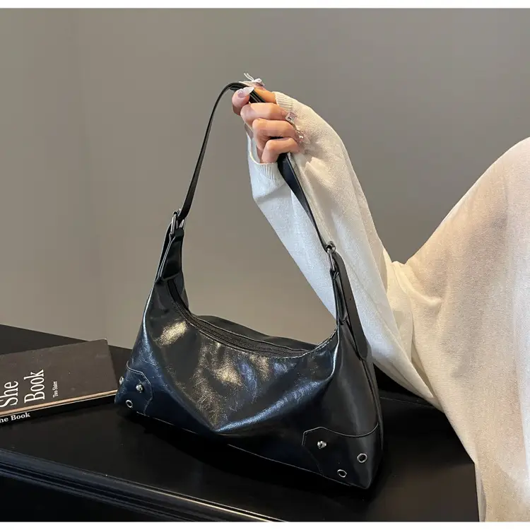 Women's Underarm Bag Oil Wax Leather Niche Design — feature 16