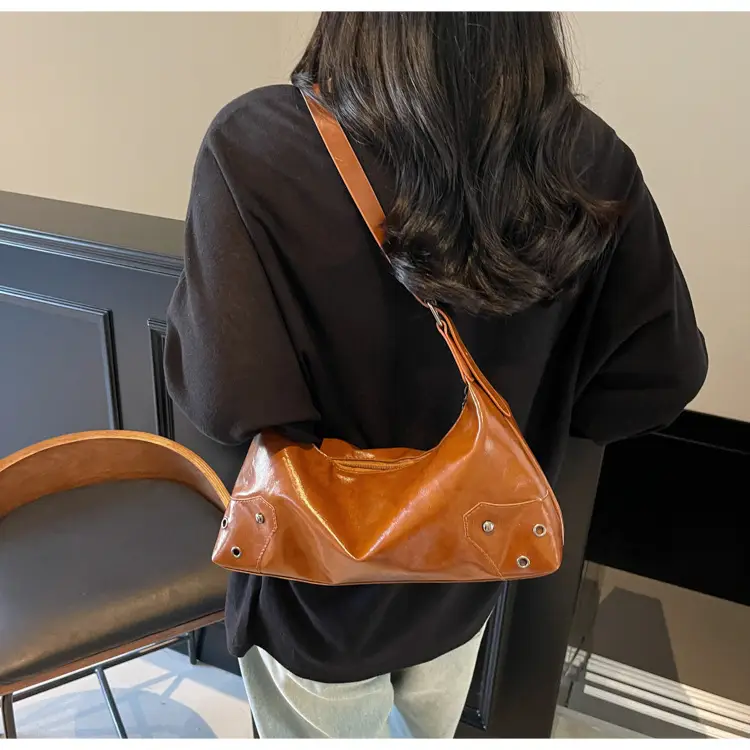 Women's Underarm Bag Oil Wax Leather Niche Design — feature 17