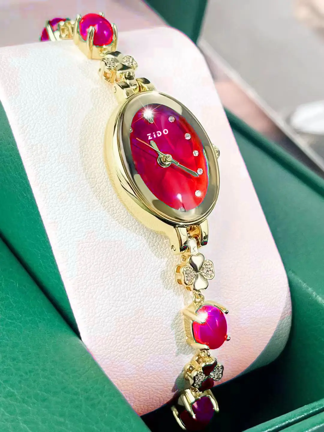 Elegant Green Quartz Ladies Watch with Diamond Strap — feature 3