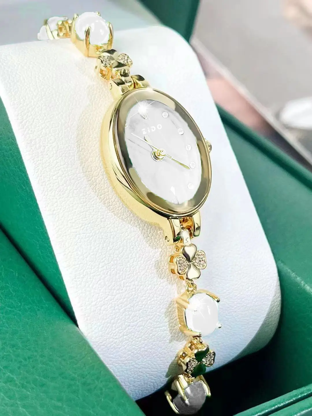 Elegant Green Quartz Ladies Watch with Diamond Strap — feature 9