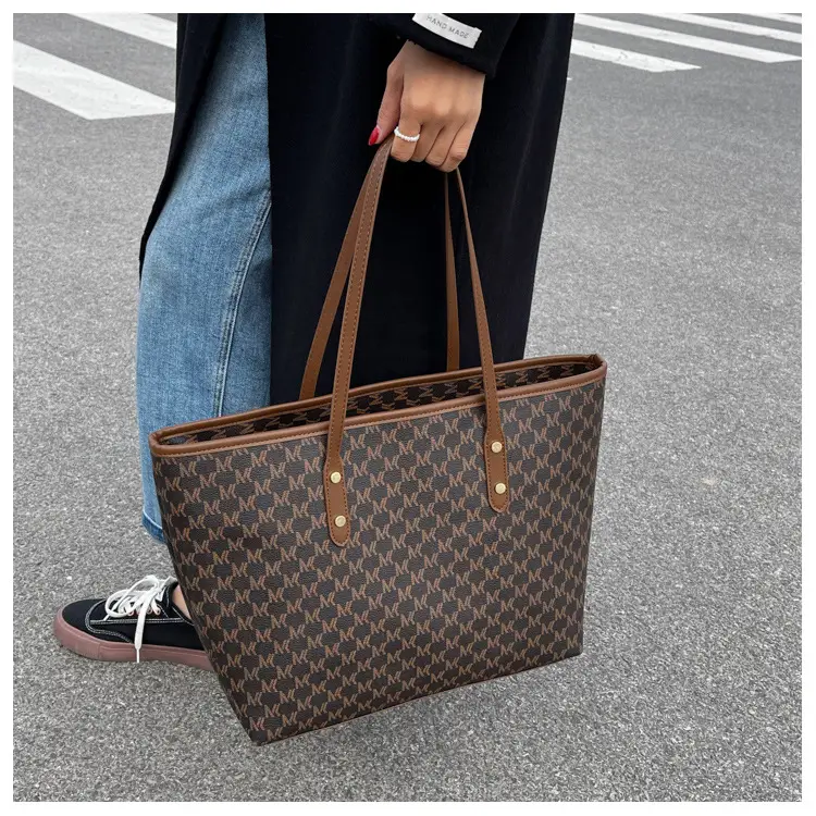 High-End Printed Leather Tote Bag Brown Cross-Border New — feature 37
