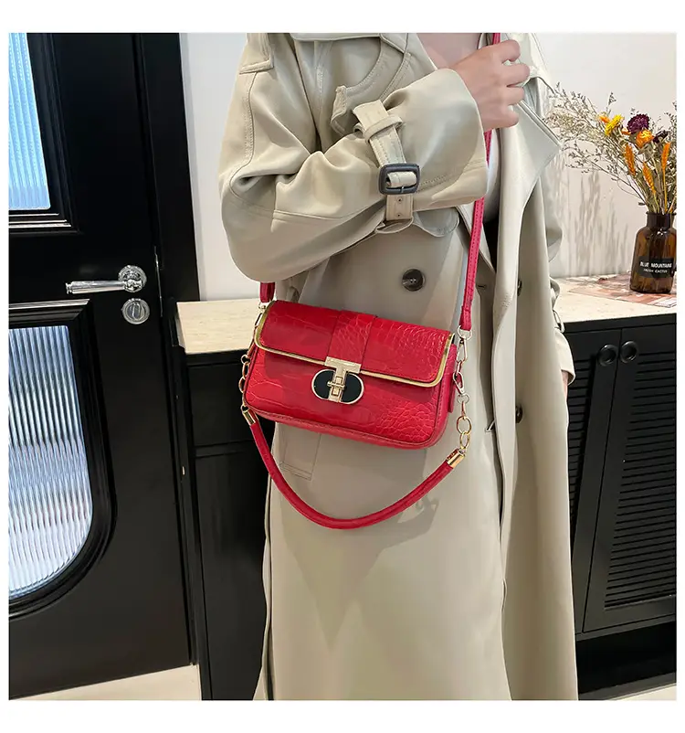 White Korean Style Women's Shoulder Bag with Gold Chain — feature 24