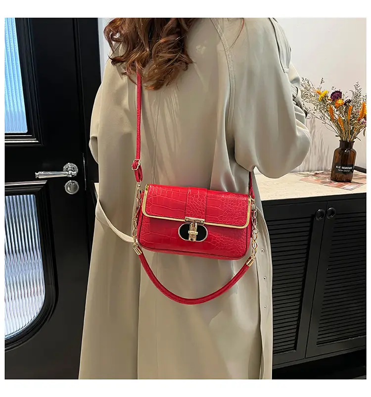White Korean Style Women's Shoulder Bag with Gold Chain — feature 25