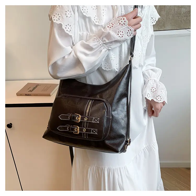 Women's Large Capacity Leather Tote Bag Brown Gold Clasp — feature 8