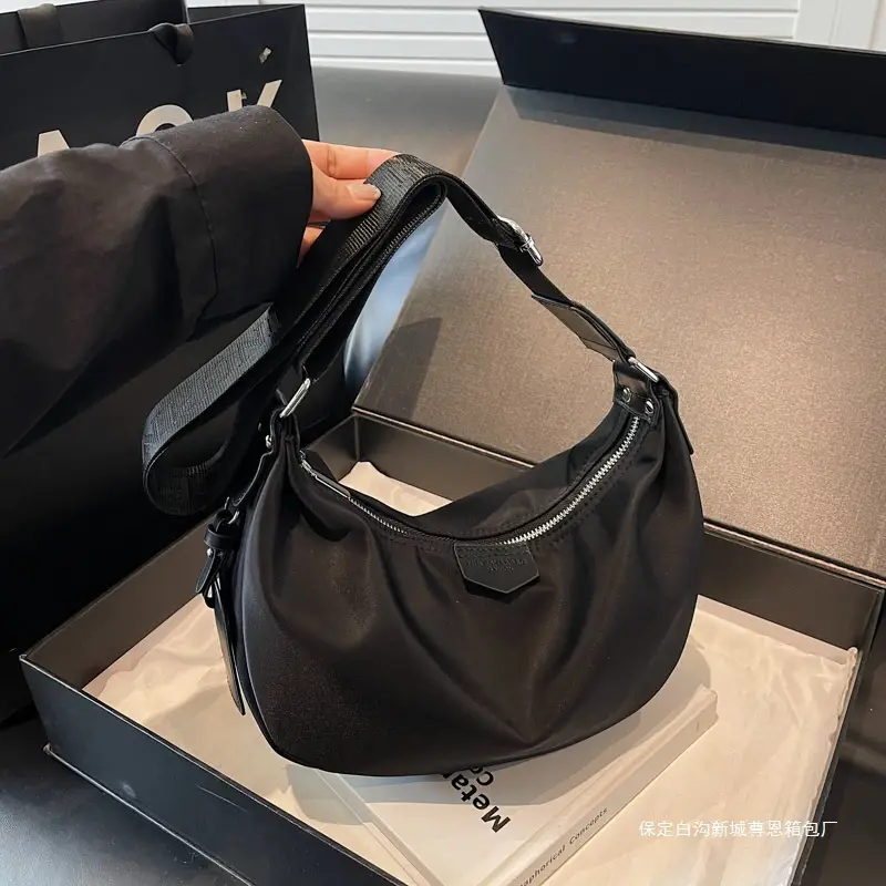 Black Korean Style Shoulder Bag 2025 New Arrival - Image 2