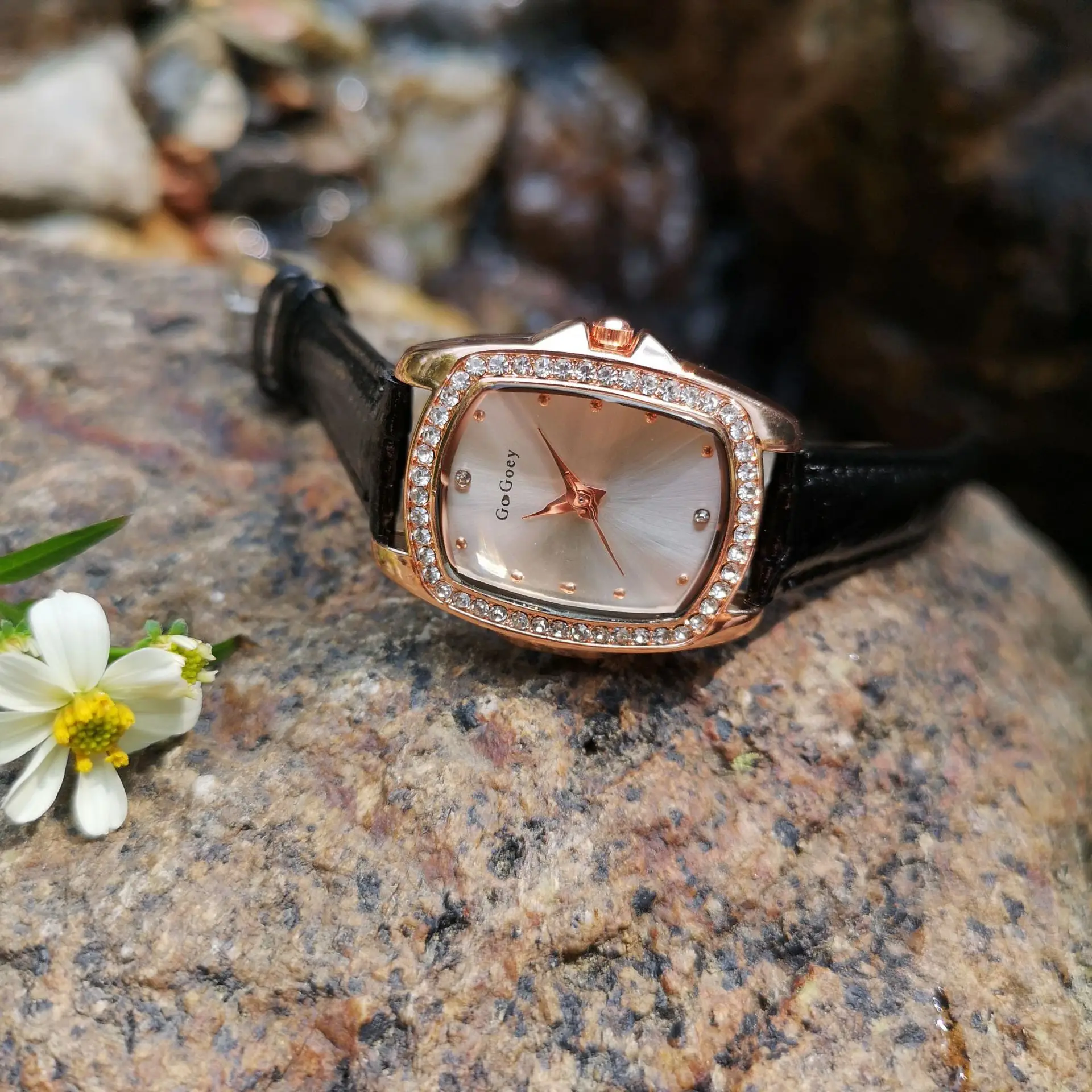 Women's Wine Barrel Watch with Ring Diamond & Red Belt - Image 4