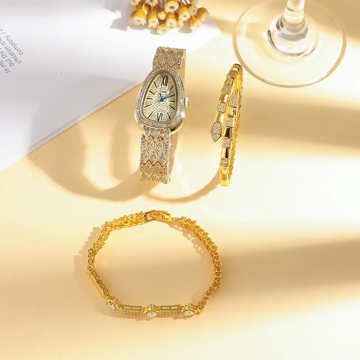 New Fashion Women's Snake Head Watch + Bracelet Set with Luminous Diamonds — feature 3