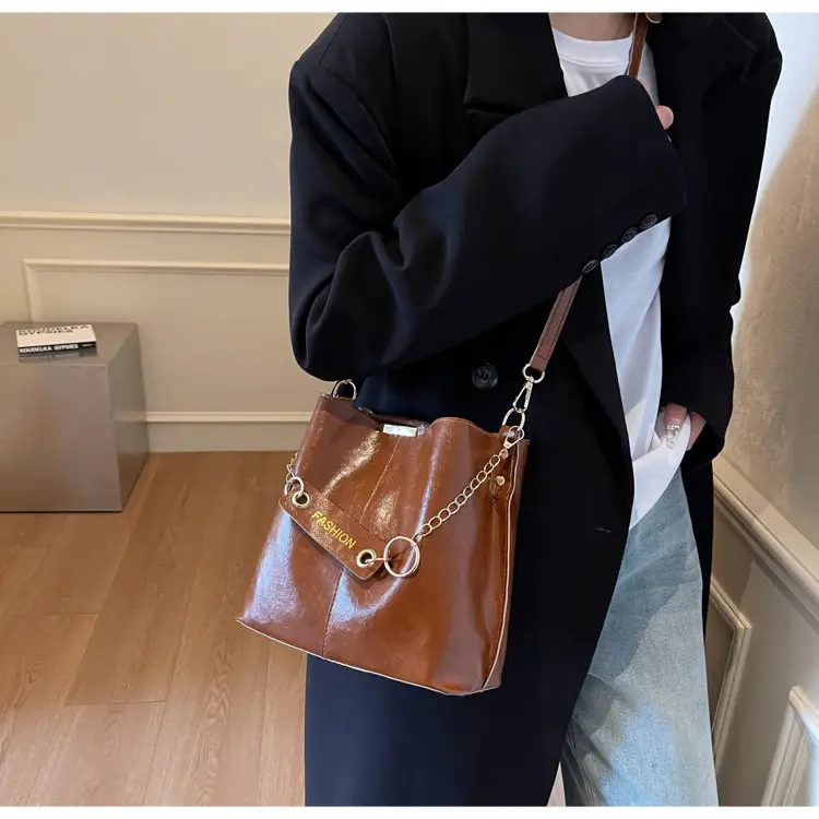 Women's Vintage Leather Bucket Bag Tan 2025 — feature 11