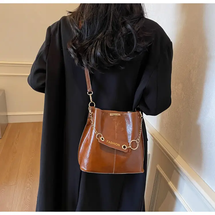 Women's Vintage Leather Bucket Bag Tan 2025 — feature 12