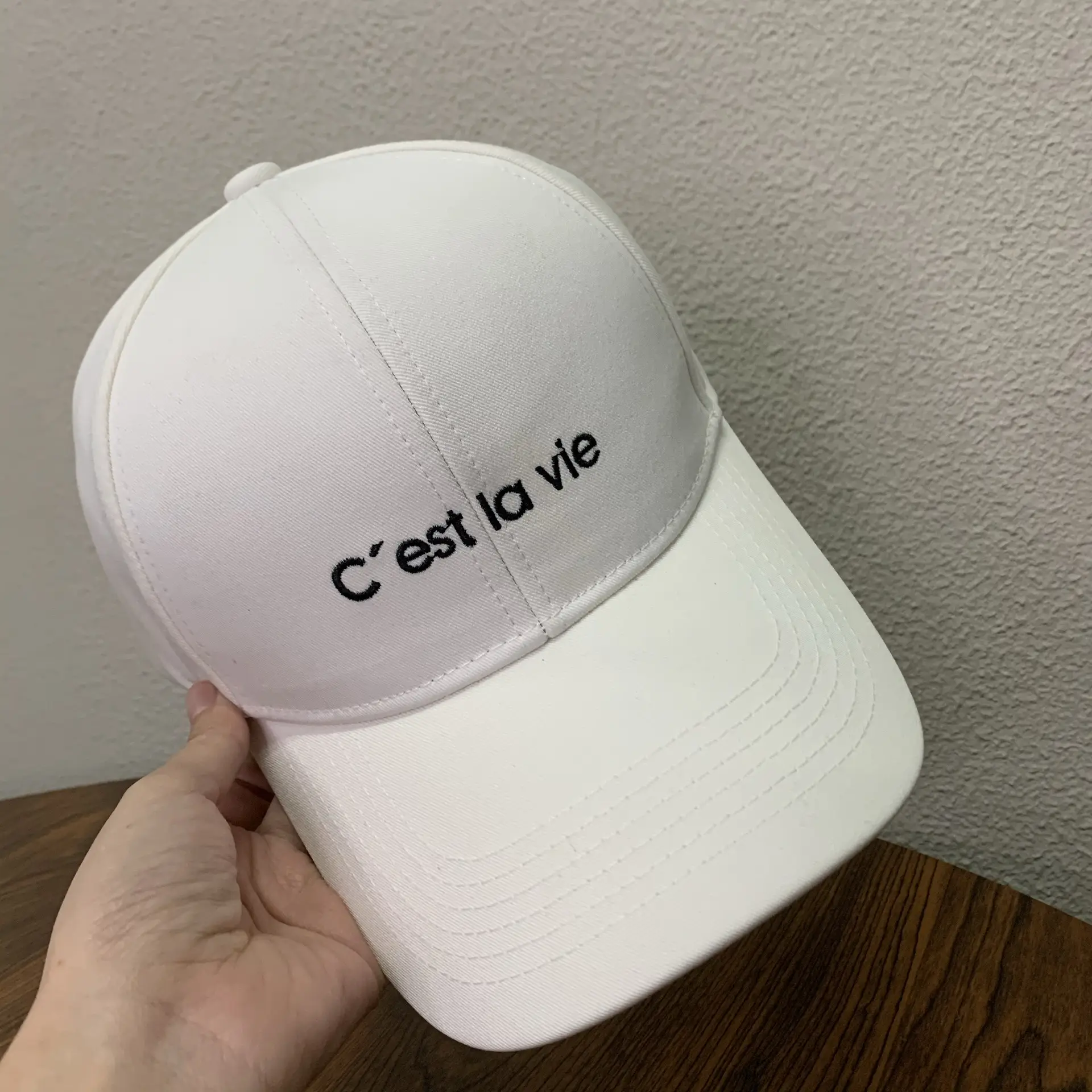 Men White "Est la Vie" Baseball Cap - Image 7