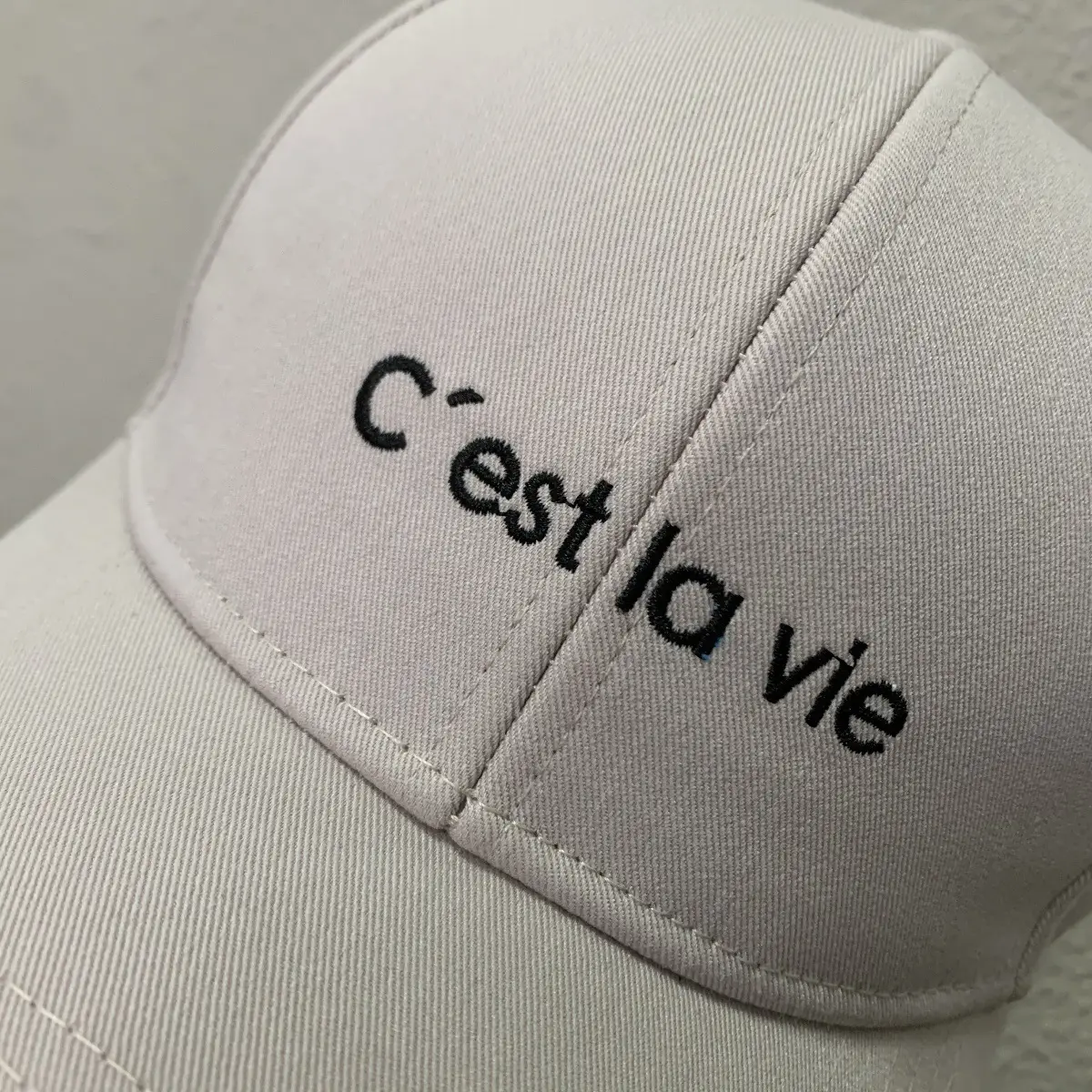 Men White "Est la Vie" Baseball Cap — feature 2