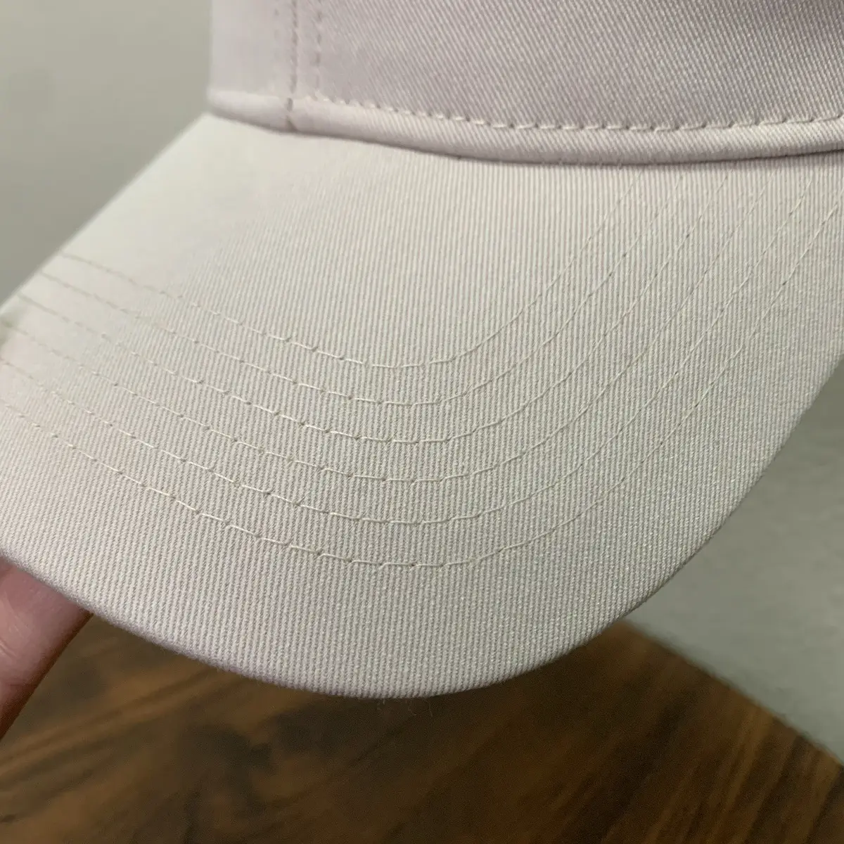 Men White "Est la Vie" Baseball Cap — feature 4