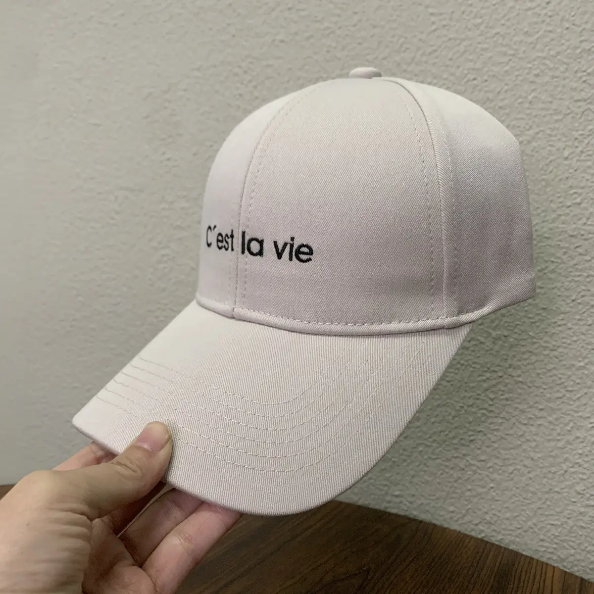 Men White "Est la Vie" Baseball Cap — feature 7