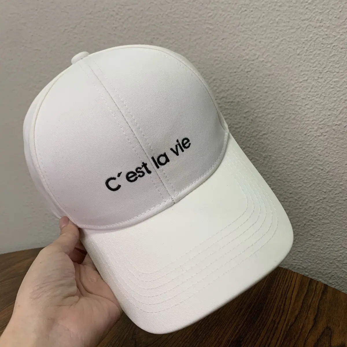 Men White "Est la Vie" Baseball Cap — feature 9