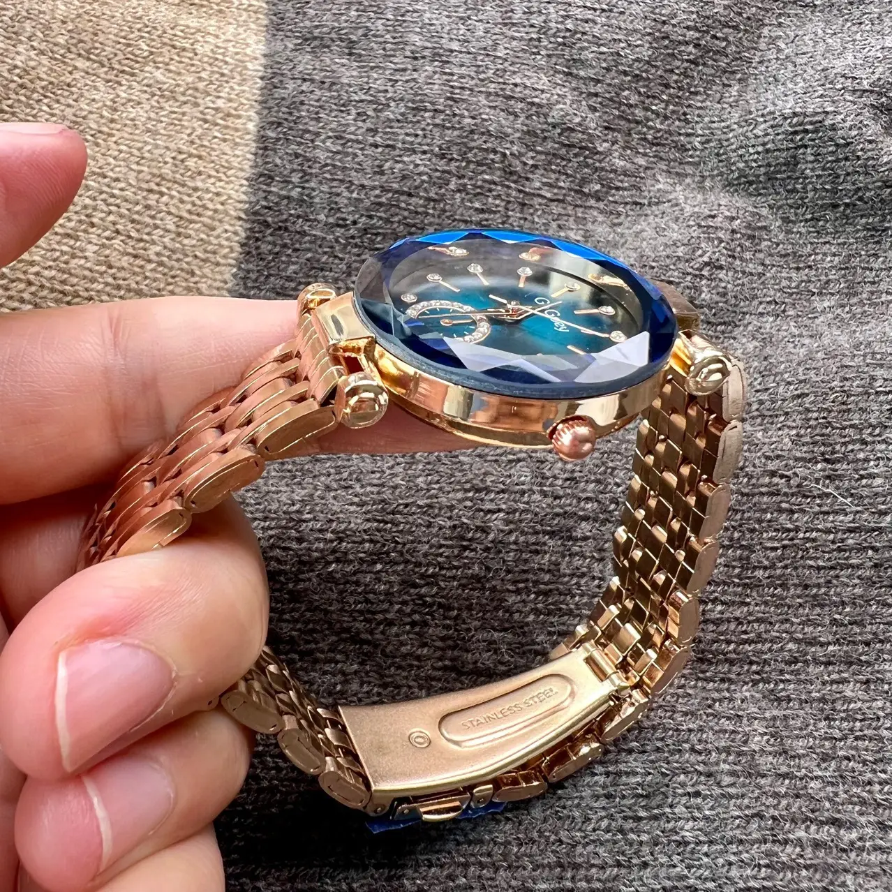 Women's Rose Gold Quartz Watch with Green Dial — feature 12