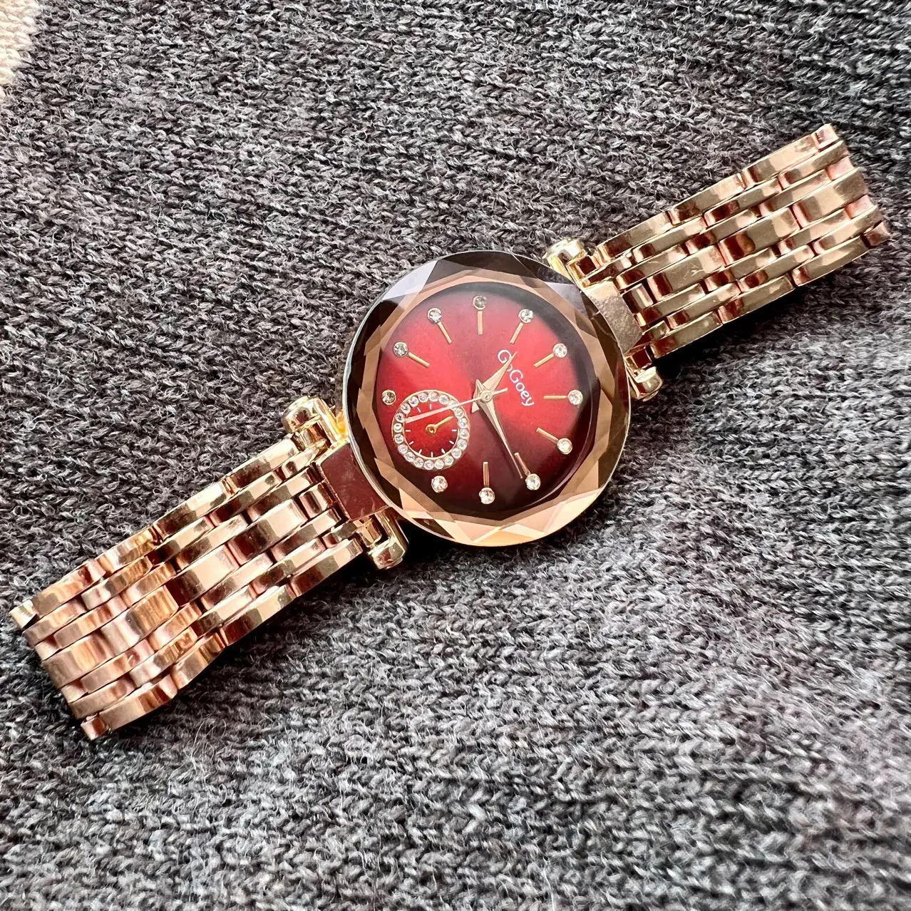 Women's Rose Gold Quartz Watch with Green Dial — feature 8