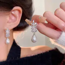Women's Irregular Metallic Pearl C-Shape Earrings — feature 2