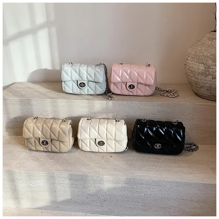 Black Quilted Chain Crossbody Bag for Women 2026 — feature 1
